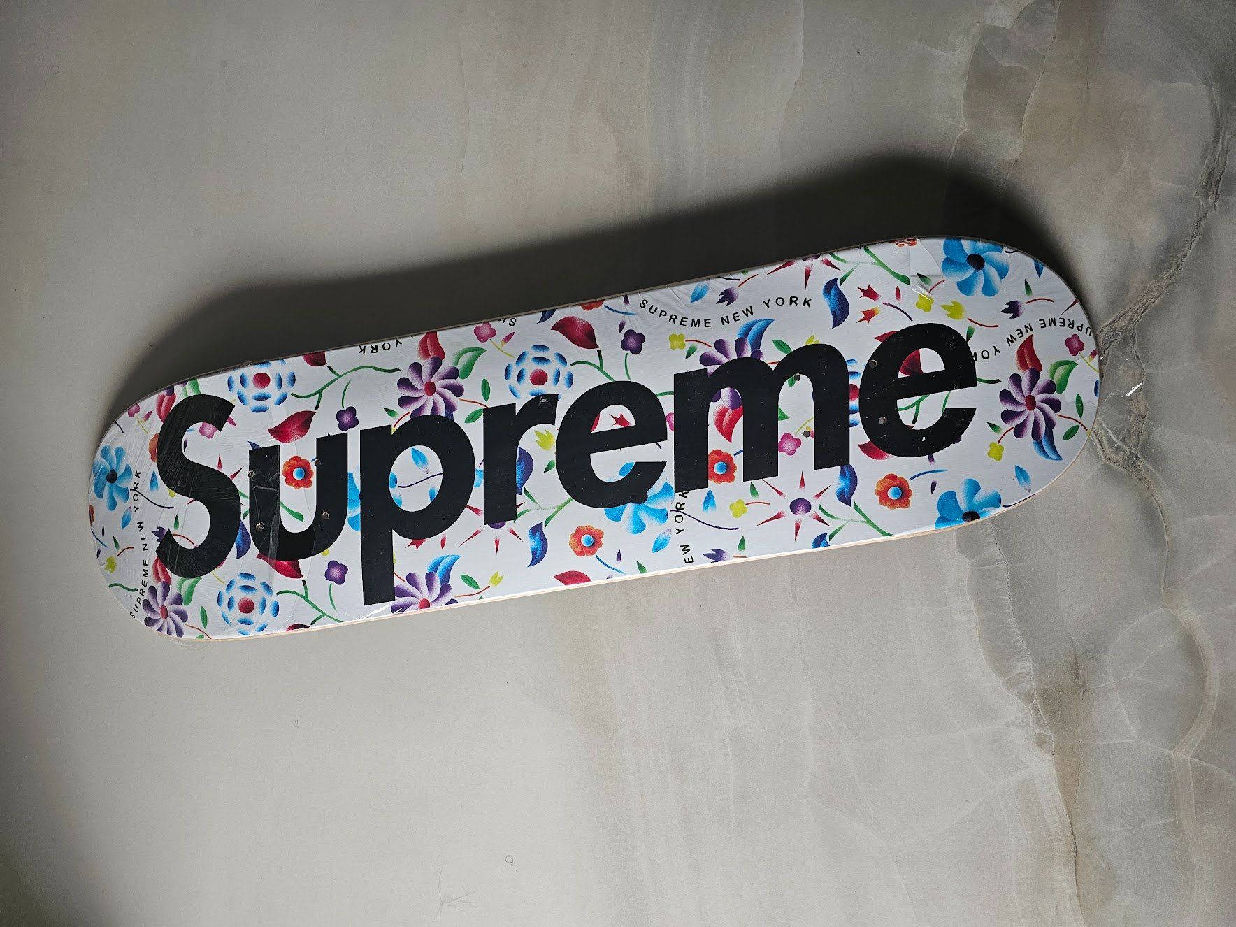 Supreme Skateboards: Supreme Airbrushed Floral Skateboard Deck White – Neu und originalverpackt aus Zürich von TrueTrade
