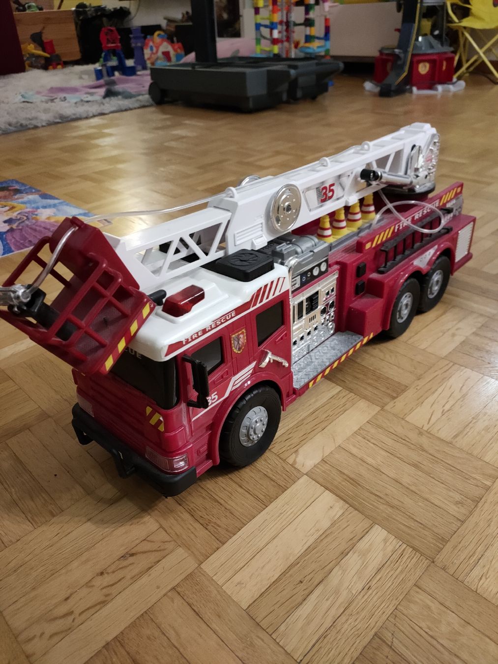 Giocattoli: Feuerwehrauto mit Fernbedienung – Usato da Wetzikon ZH venduto da Elos34