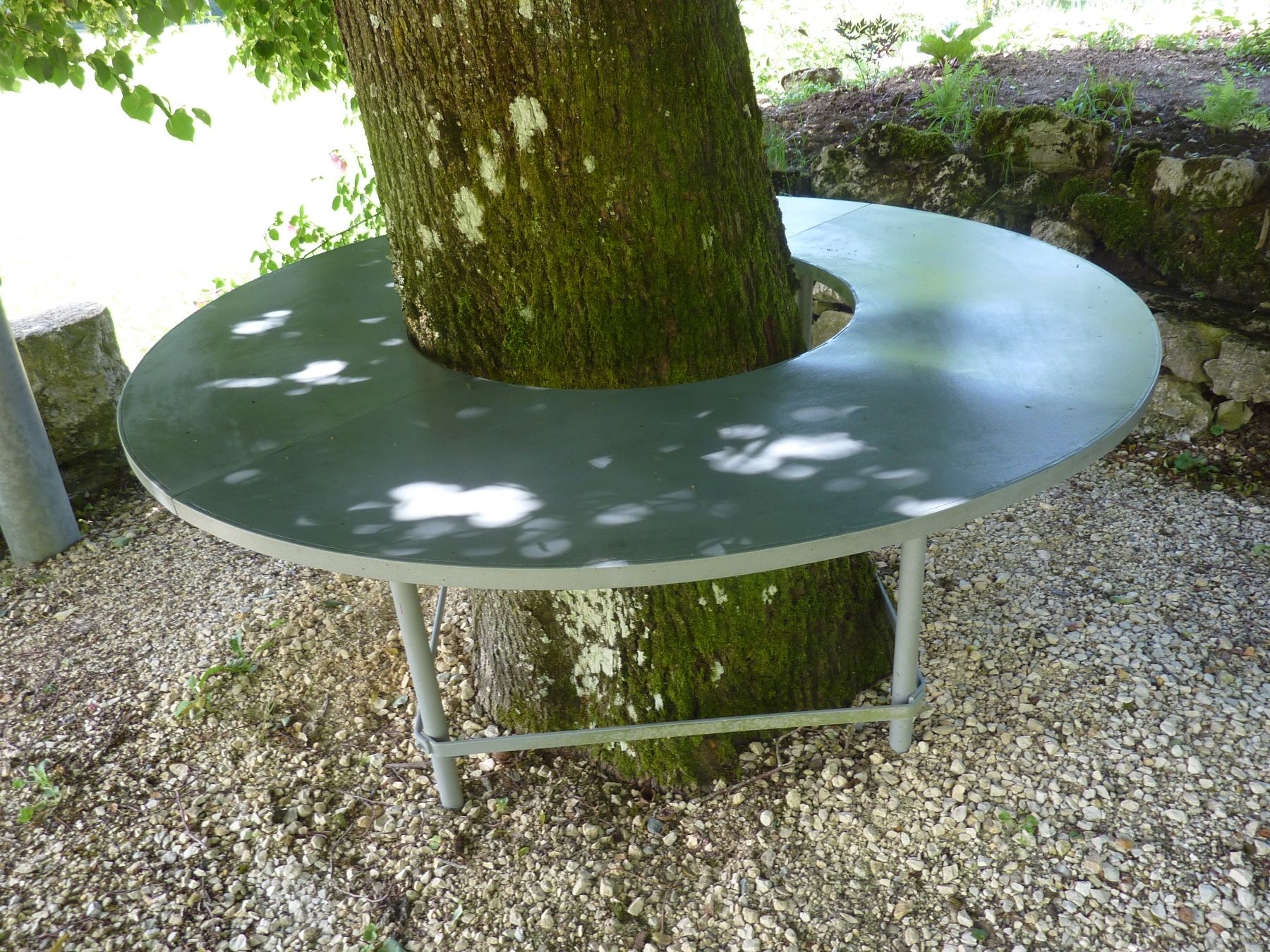 Tavoli: Table de jardin autour d'un arbre – Usato da lommiswil venduto da Dbud