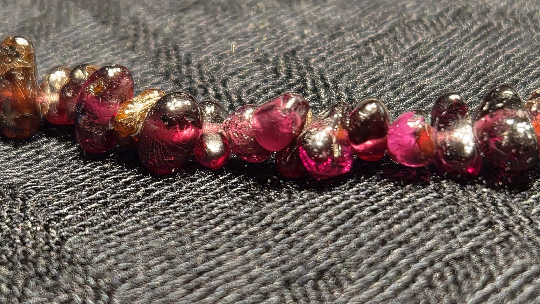 Catenine: Collier grenat vintage avec pendentif edelweiss – Usato da Avry-sur-Matran venduto da cec_nhz8 3