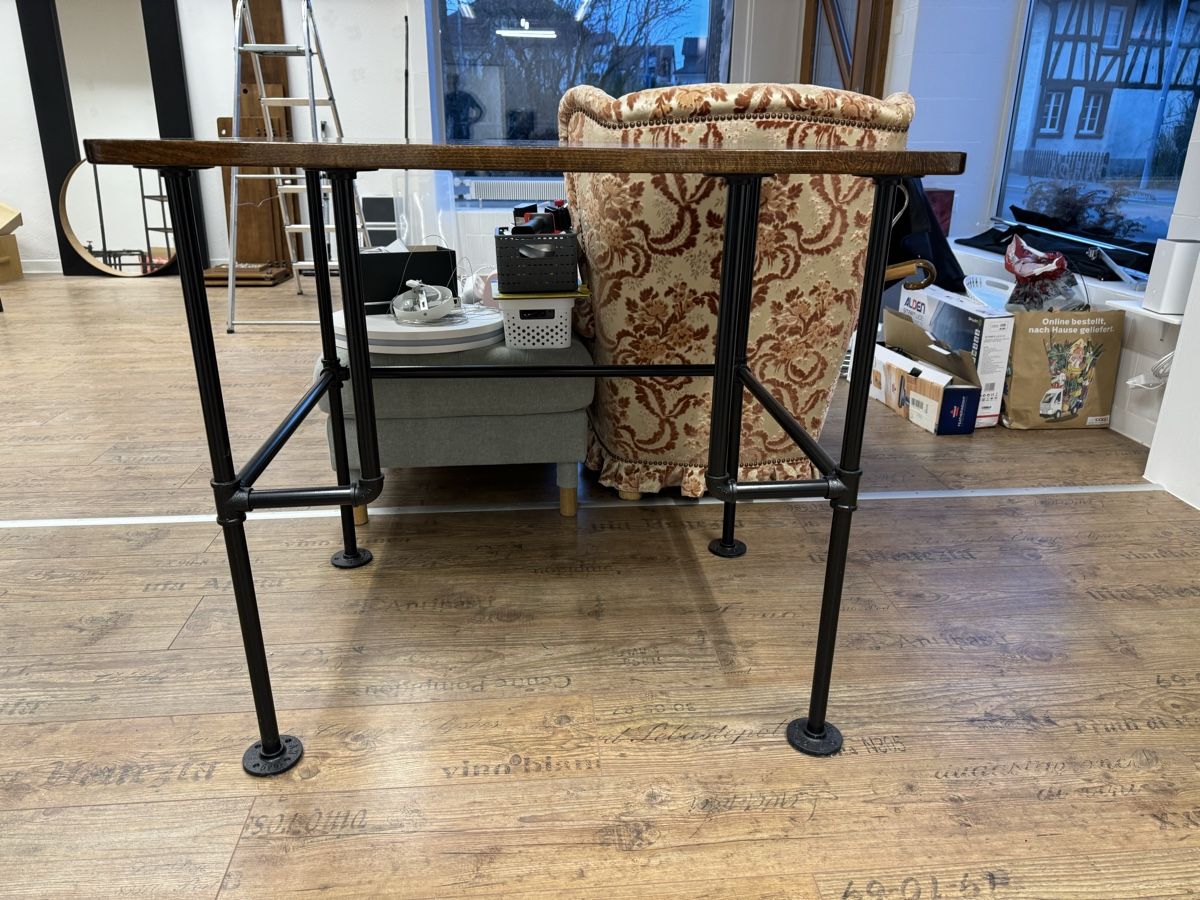 Tavoli: Industrial Pipe and Real Wood Table – Usato da Fällanden venduto da emilyeheim 1
