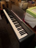 Yamaha Digital Piano in Arius YDP-142 Schwarz, Top Zustand!