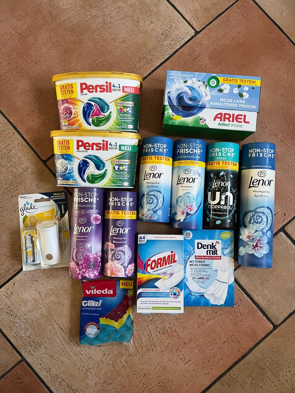 Prodotti di pulizia: Lenor Parfüm , Persil, Ariel und weitere – Nuovo e nell'imballaggio originale da Rekingen AG venduto da Barmaleus