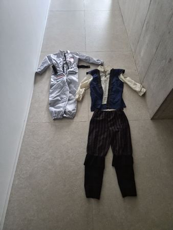 2 Kostüme Astronaut Pirat für Kinder Jahre 5-9 guter Zustand