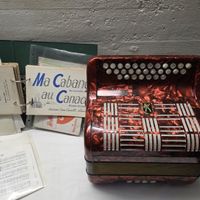 Akkordeon Hohner rot mit Notenblättern Konvolut u. Ständer