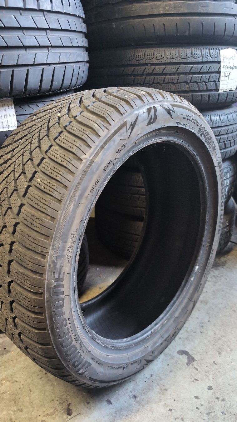Bridgestone Pneumatici & Ruote complete: Bridgestone 235/45R17 Winter, neuwertig – Usato da Aathal seegräben venduto da Garfield_007 1