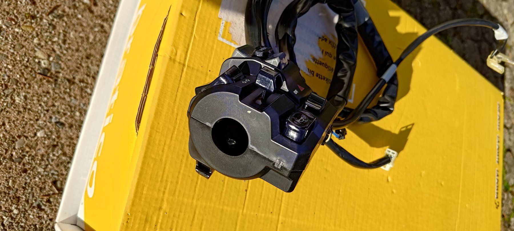 Yamaha Tutti i ricambio per moto: Yamaha YZF-R1 OEM Schalter links – Usato da Volketswil venduto da HONEGGRO 1