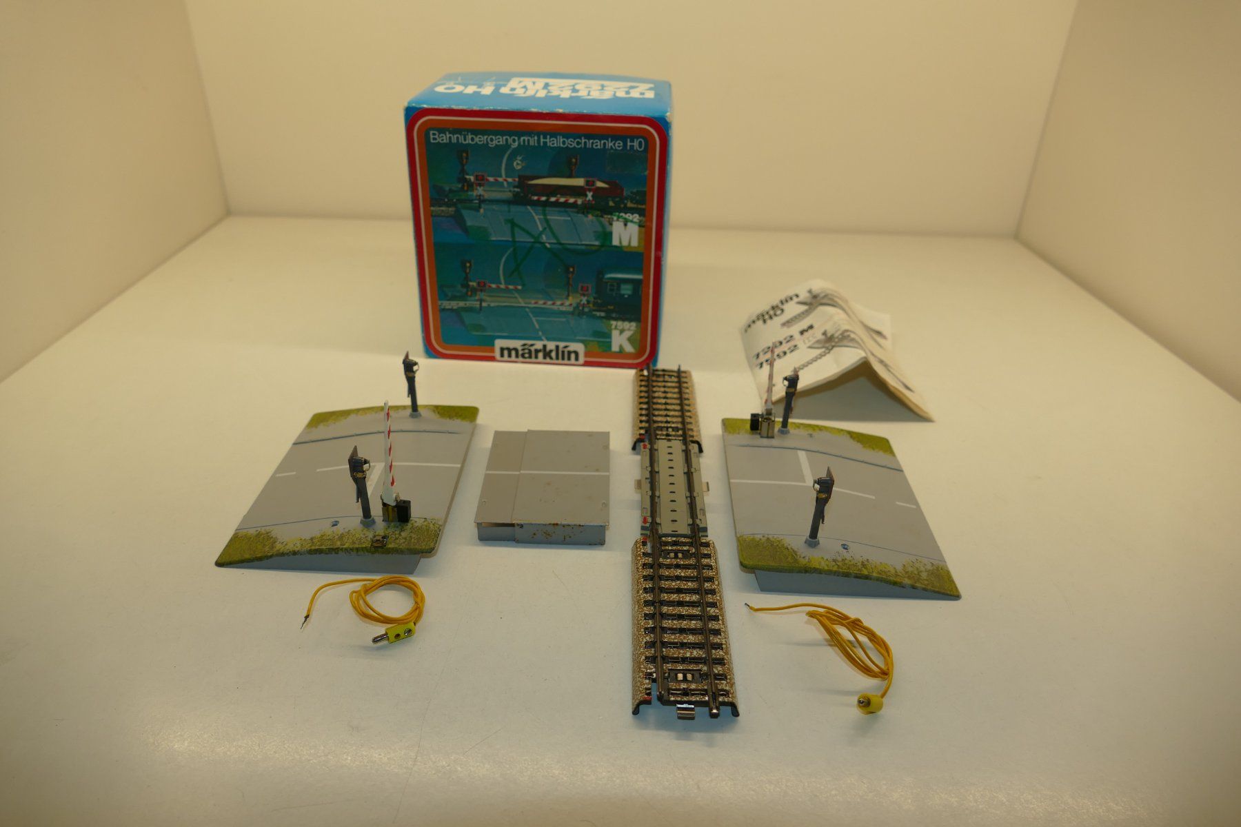 Märklin Modellini di ferrovie: Märklin H0: M-Bahnübergang mit Halbschranke – Usato da Niederhasli venduto da rail-duerst