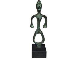Stilisierte grün patinierte Bronzefigur