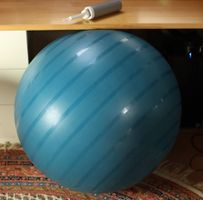 Sitzball mit Pumpe für Physiotherapie und Arbeiten am Pult