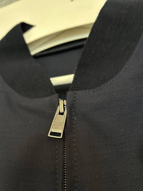 Hugo Boss Jacken: Bomberjacke Hugo Boss Grösse 52 dunkelblau – Neu (gemäss Beschreibung) aus Niederglatt ZH von Julia_4 1