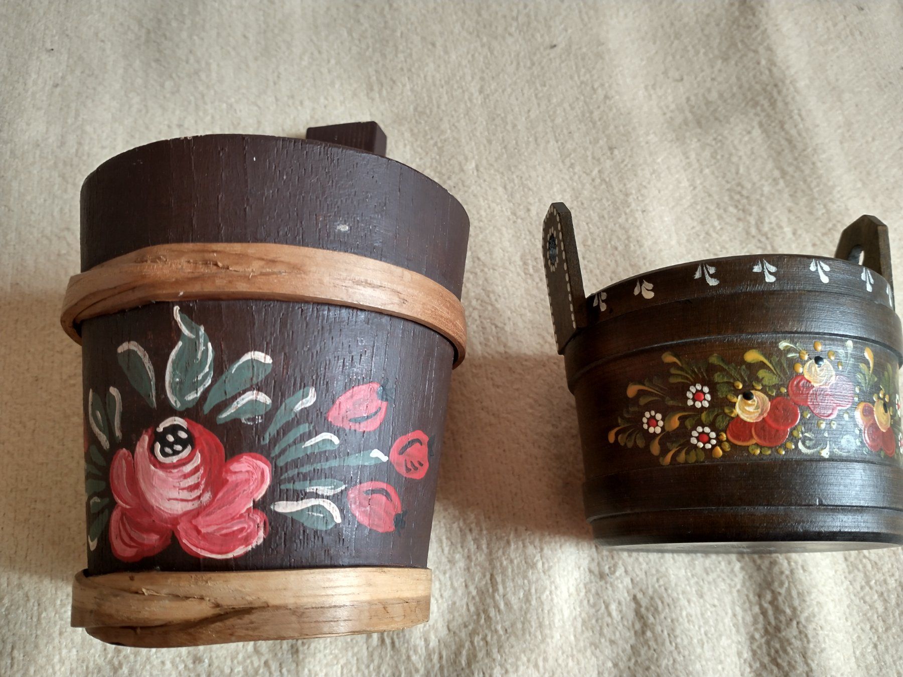 Toutes les décorations: 2 Holz Gefässe/Eimerli, handbemalt mit Blumenmuster – D'occasion à Löhningen par Chimae67