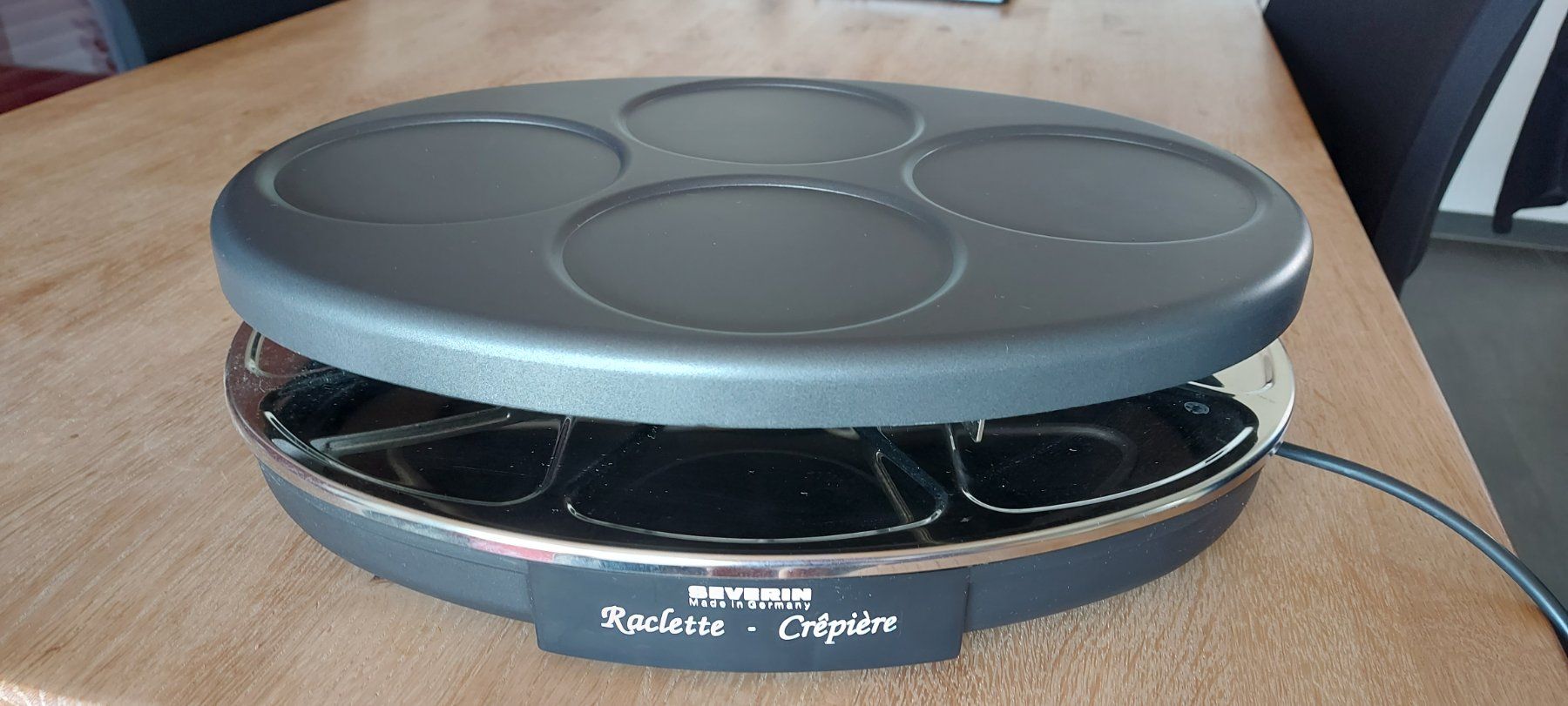 Elettrodomestici da cucina: Severin Raclette Crêpière inkl. 8 Pfännchen gebraucht – Usato da Wattwil venduto da Parase
