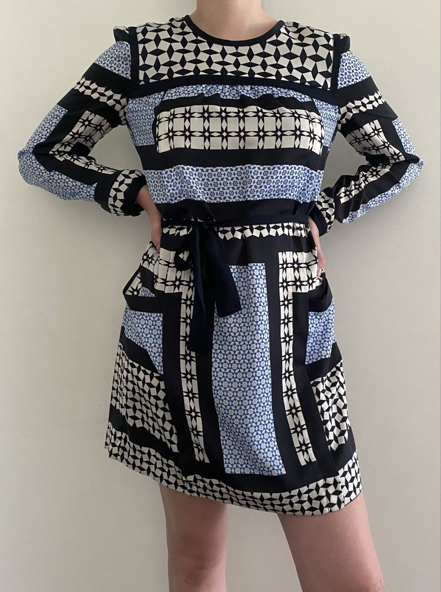 Armani Kleider: Armani Exchange Dress, Size 4 USA, Navy & White Patterned – Gebraucht aus Zollikerberg von mvm_68rc