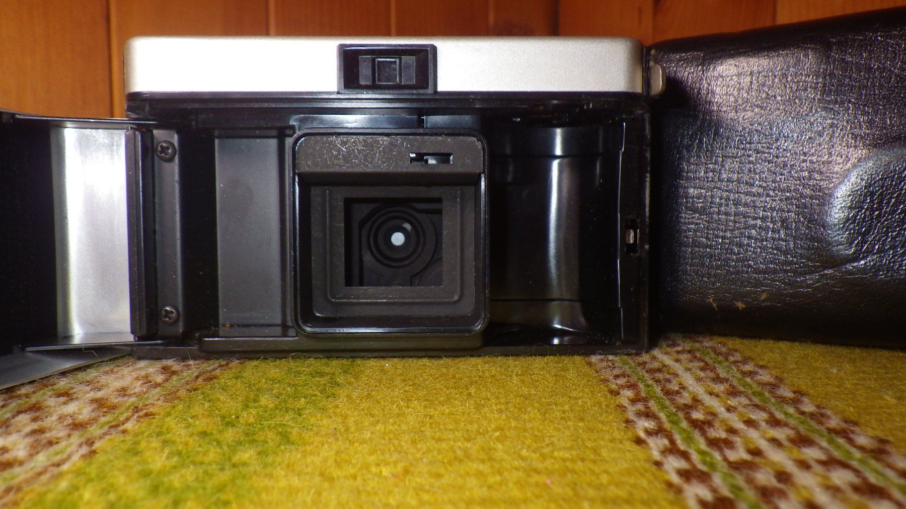 Kodak Fotocamera: Kodak Instamatic 100 avec étui – Usato da Corbeyrier venduto da SkinGraft 1