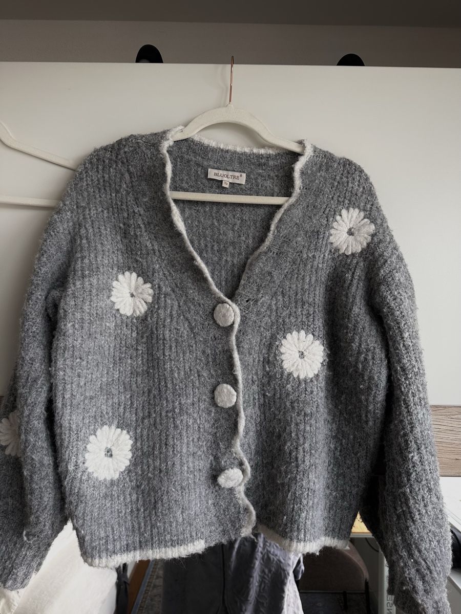 Giacche: Graue Strickjacke mit Gänseblümchen, one size – Usato da Zürich venduto da lu0_df5p 1
