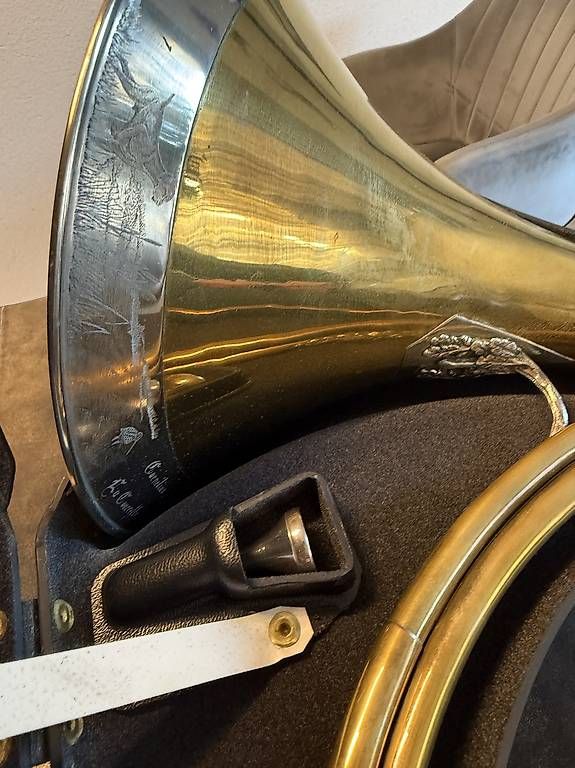 Strumenti musicali: Superbe trompe de chasse Gilbert Cornelius - La Courcelle – Usato da Prilly venduto da Cbaika 1