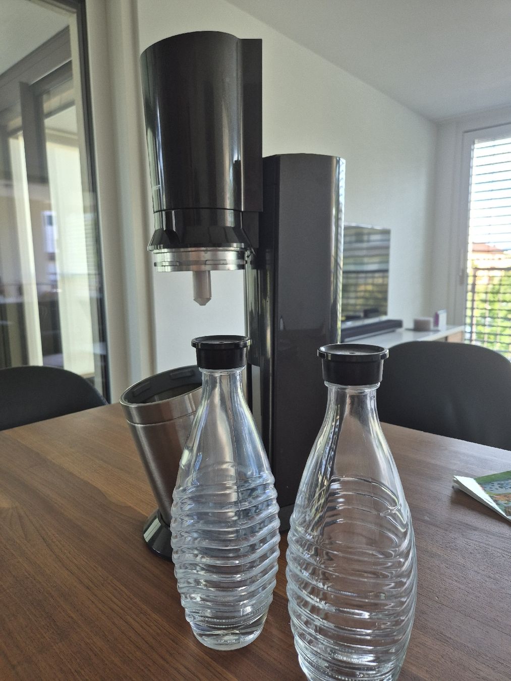 Sodastream Elettrodomestici da cucina: SodaStream Wassersprudler mit 2 Flaschen schwarz – Usato da Thalwil venduto da Miloken 1