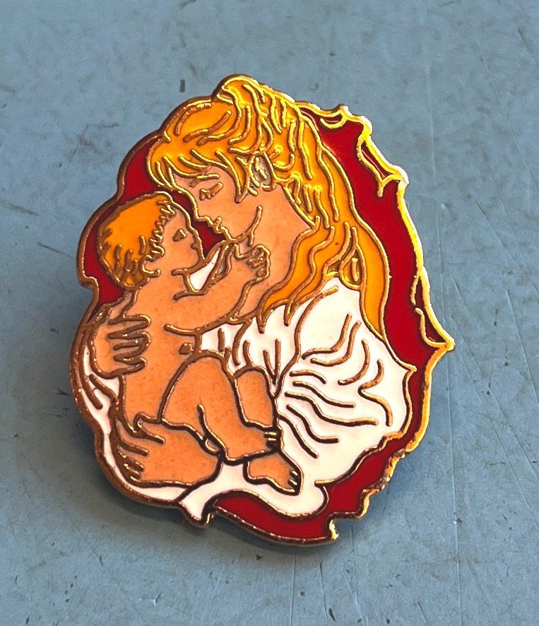 Plaketten & Abzeichen: Pin Simone Erni - Frau mit Kind – Gebraucht aus Obernau von Wgnom