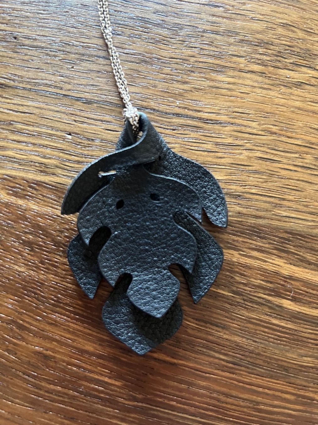 Anhänger: Kettenanhänger aus Leder, Schweizer Design – Gebraucht aus Zürich von Nora321