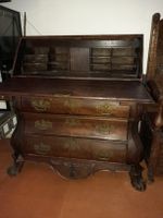Antica scrivania bombata in legno massiccio