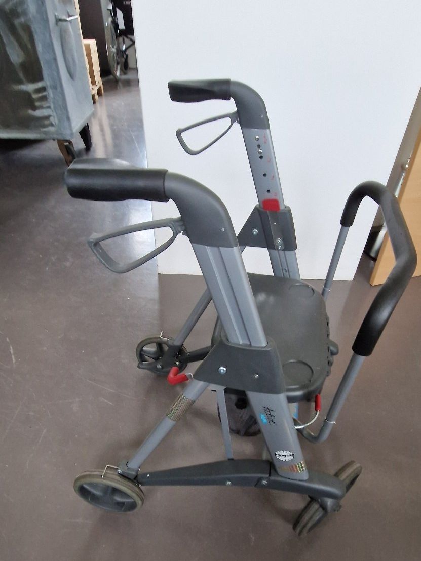 Ausili per la deambulazione: Rollator Soft Stoff Schwarz Nr. 12 – Usato da Niederbipp venduto da Trude04 3