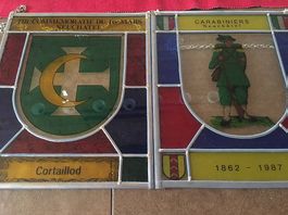 Vitrail commémoratif tir 1er Mars et carabiniers 