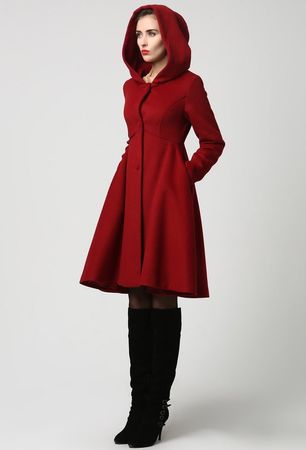 Wunderschöner Roter Wollmantel mit Kapuze