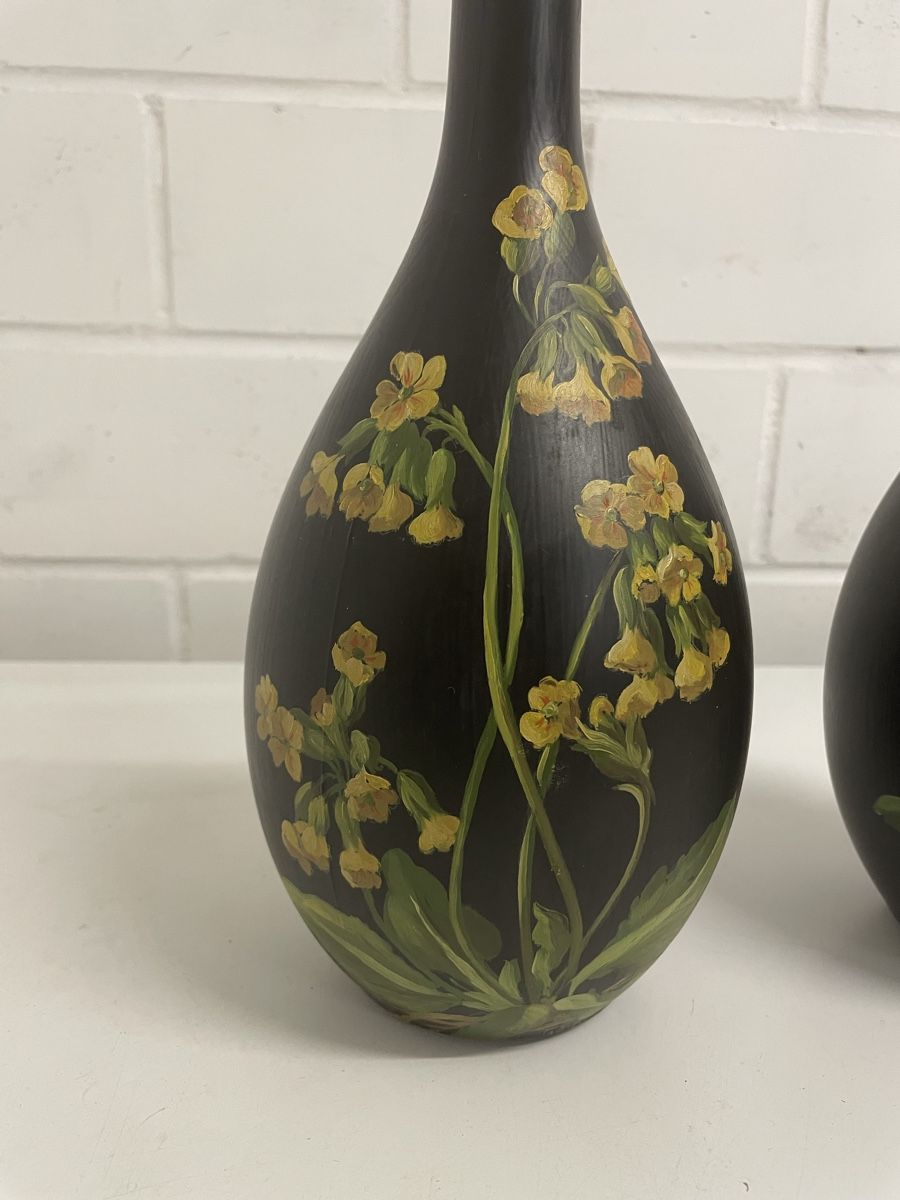 Vasen & Gefässe: 2 Vasen handbemalt Blumen Motiv schwarz – Gebraucht aus Wengi b. Büren von Reslig 1