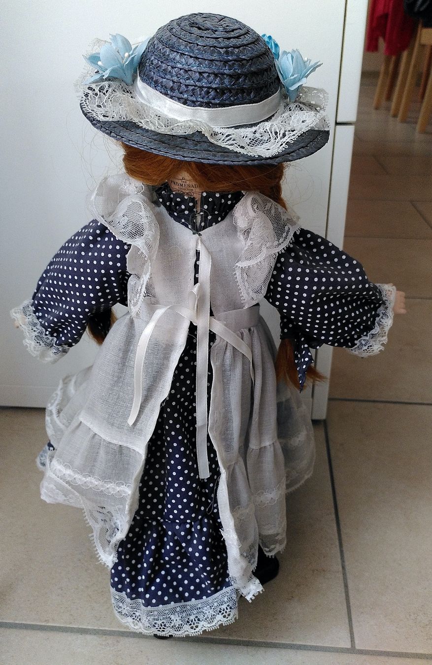 Bambole: ELEGANTE, ANTIKE PUPPE/ MIT STÄNDER – Usato da Brugg AG venduto da olamim 1