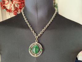 Halskette mit mittlerem Jade-Anhänger und silbernem Strick