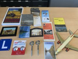 Konvolut div. Artikel, Hürlimann Traktor, Flugzeug, Bilder