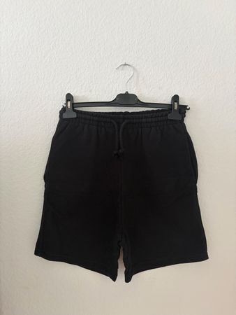 Schwarze kurze Hosen