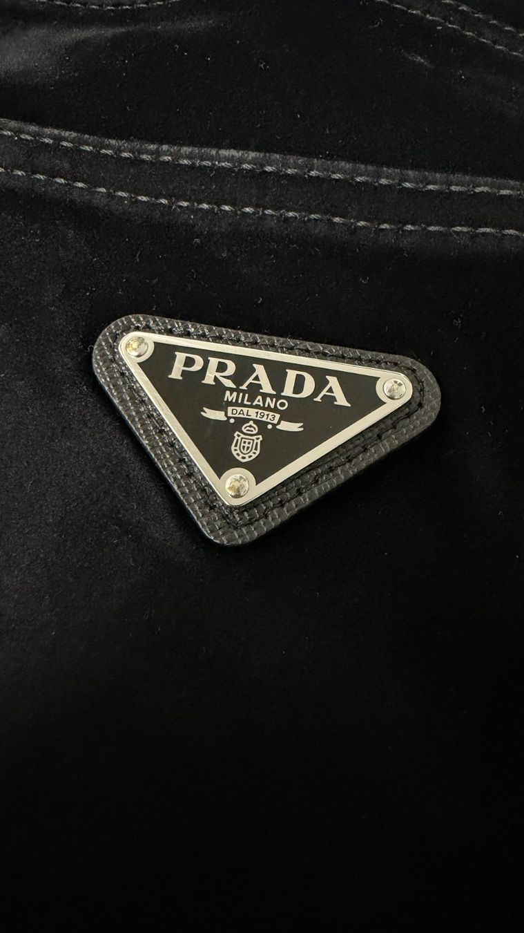 Prada Hosen: Prada Five Pockets Triangle Velvet Pants – Gebraucht aus Biel/Bienne von sami0788480082 2