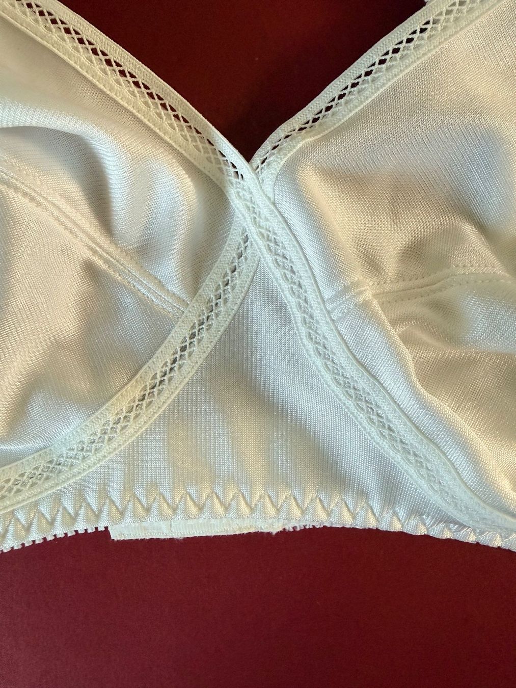 Triumph Sonstige Unterwäsche: TRIUMPH, Bügelloser BH ELASTIFORM, Grösse 90C, Farbe Weiss – Neu und originalverpackt aus Rudolfstetten von gst_g7xl 2