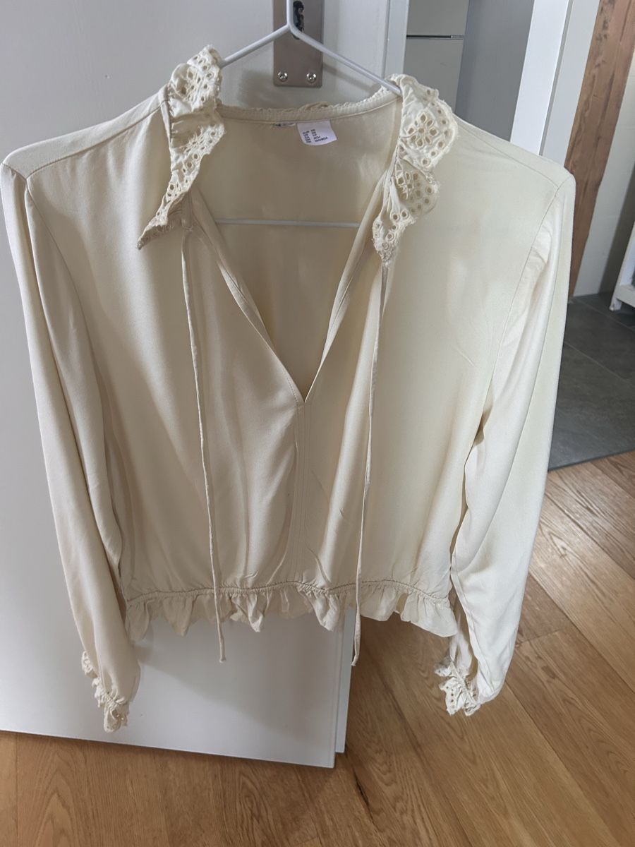 H&M Blusen: Bluse langarm Creme mit Rüschen und Spitze Grösse S – Gebraucht aus Frauenfeld von Pafe66
