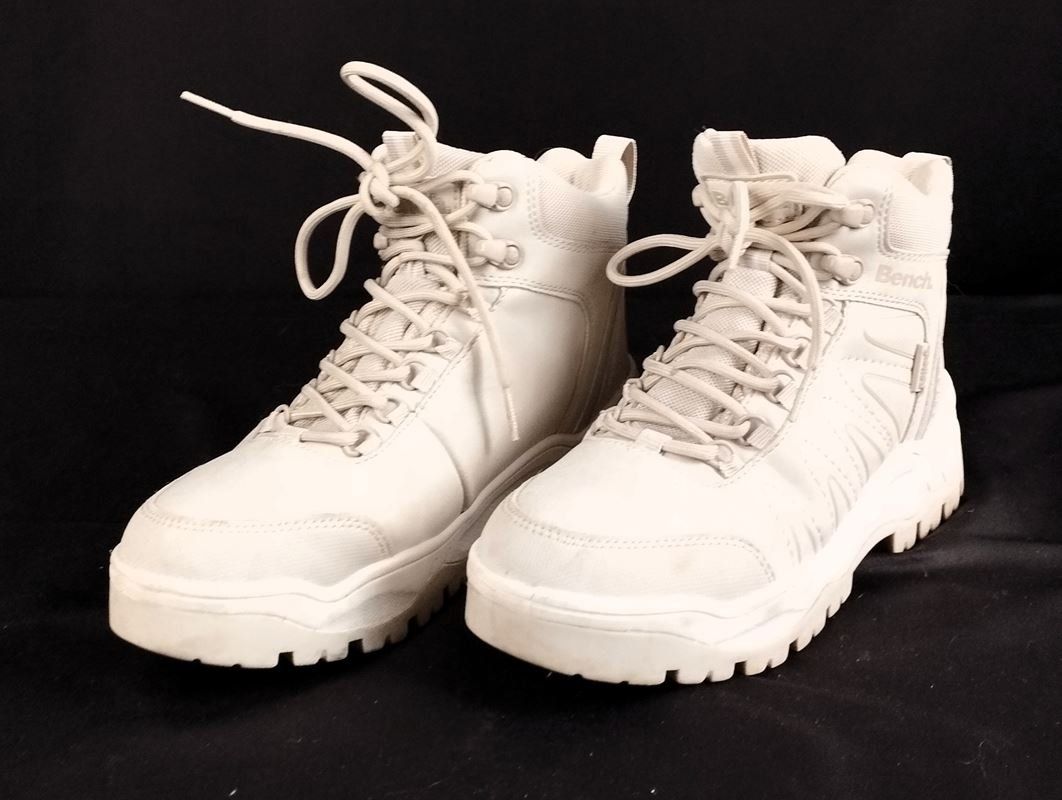 Bench Damenschuhe: BENCH. Damentrekkingschuhe Grösse 37 – Gebraucht aus Schübelbach von Restwert_Schubelbach