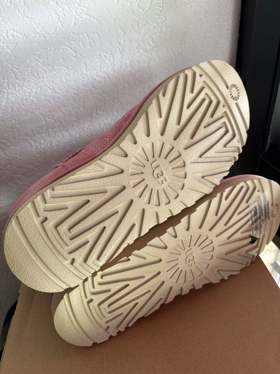 Ugg Scarpe da donna: UGG BOTTINE  NEUVE 39 ORIGINAL – Nuovo e nell'imballaggio originale da Corin de la crête venduto da Charnel49 3