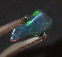 Edelstein L-7928 – Schwarzer Feuer Opal poliert 1,70 Karat
