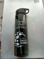 Schwarze Trinkflasche "Own the journey"