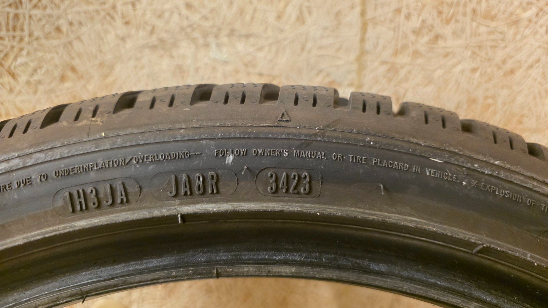 Autres écriture & dessin: 255/40 R19 Dunlop Winterpneu – D'occasion à Watt par tim_hrh6 1