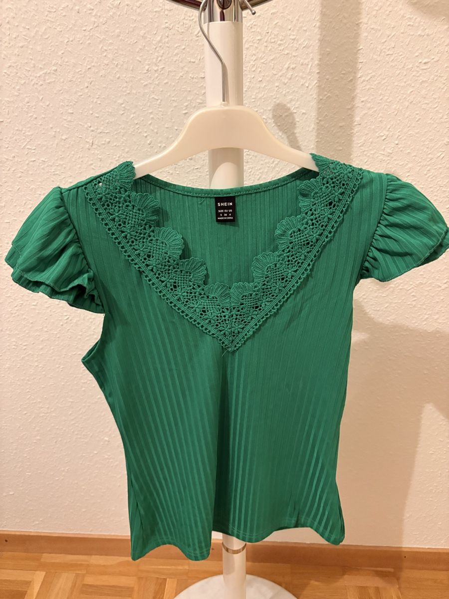 Shein T-Shirts: Haut vert – Neu (gemäss Beschreibung) aus Chêne-Bougeries von bru_bs9n