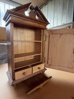 Wandschrank aus Holz mit Intarsien guter Zustand