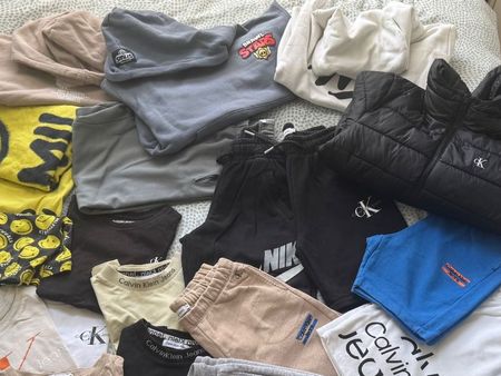 Lot de vêtements divers marques 10 ans en bon état