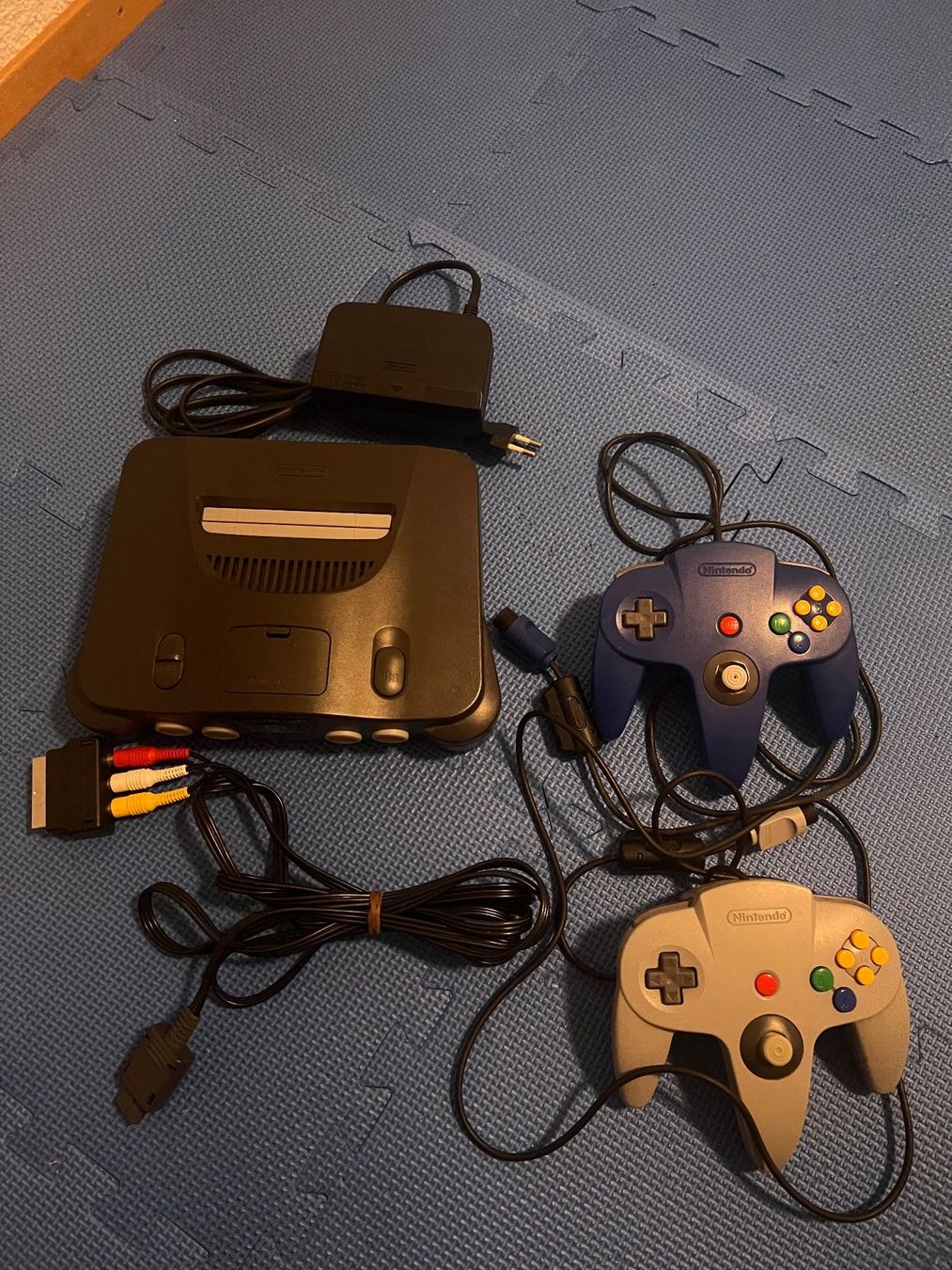 Nintendo Console: Nintendo 64 / N64 Konsole mit 2 original Controller – Usato da Gossau SG venduto da schlitzerdemon