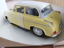 Lloyd Alexander TS gelb (1958) von Revell die Cast 1/18