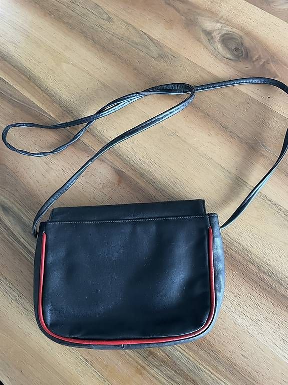 Taschen für Damen: Ledertasche schwarz mit roter Kante. – Gebraucht aus Bottighofen von con_6lgw 1