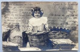Petite fille au panier