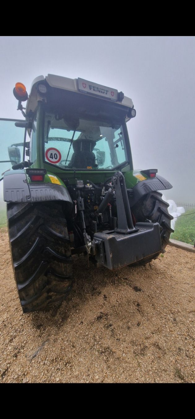 Fendt Tutte le macchine: Frond/Hecke Gewicht  – Usato da Bévilard venduto da Cowboys92