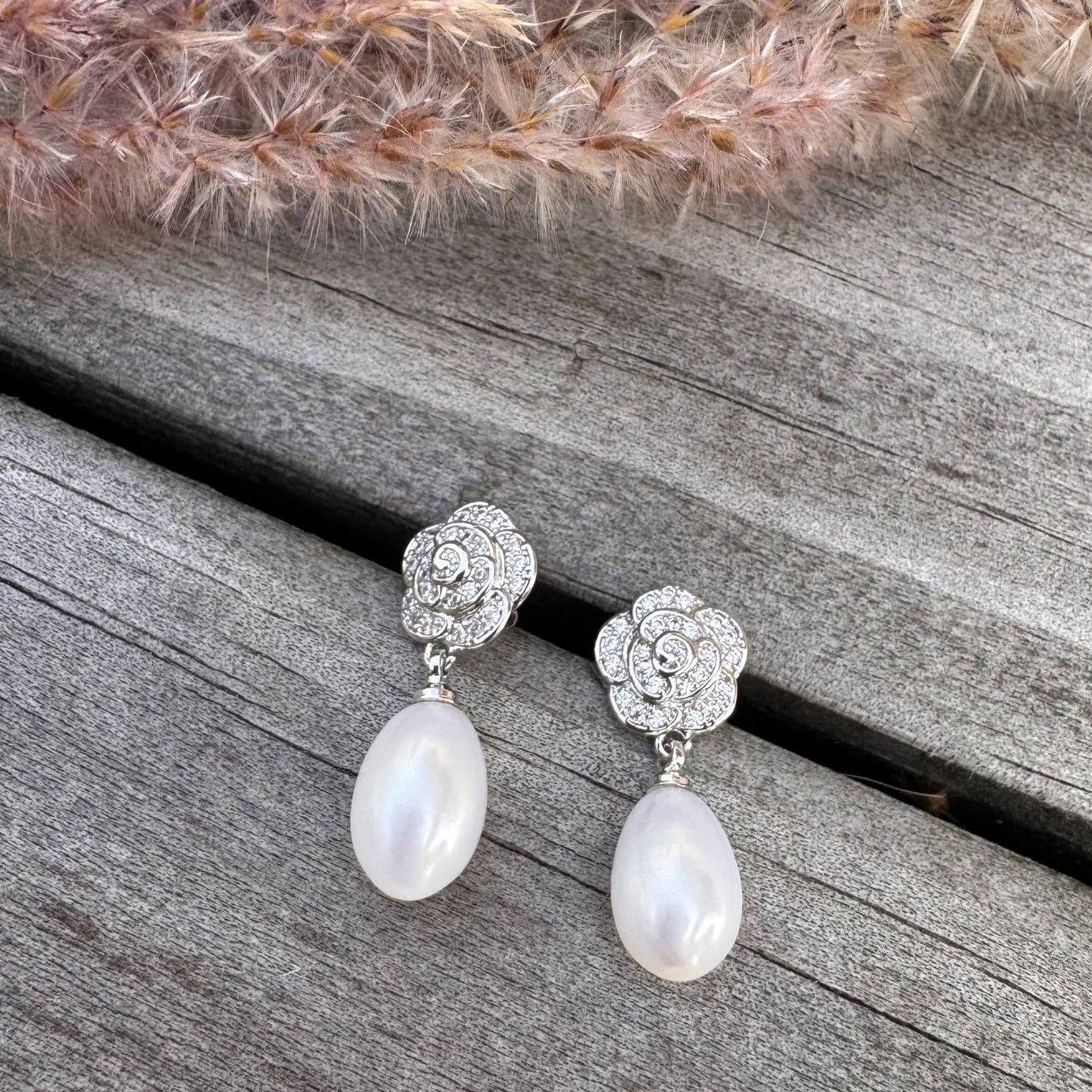 Orecchini pendenti & Orecchini a lobo: Wunderschöne 925 Silber Rosen Süsswasserperlen-Ohrringe – Nuovo e nell'imballaggio originale da Rombach venduto da Ivreajewels